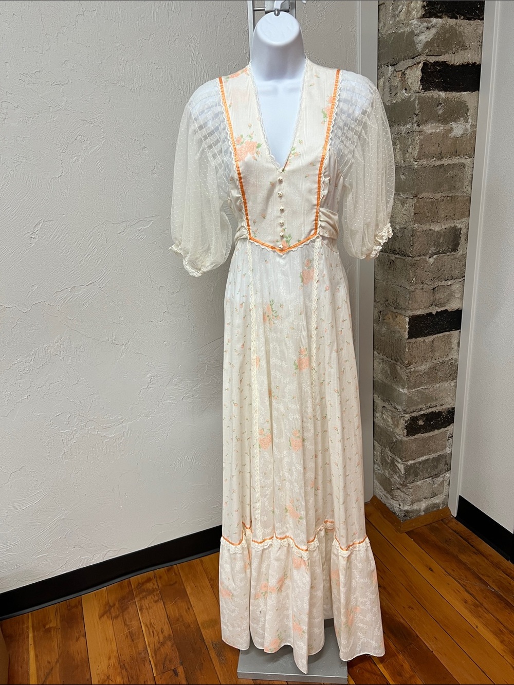 Vintage 1970’s Gunne Sax White Floral V-Neck Maxi Dress with Peach Trim